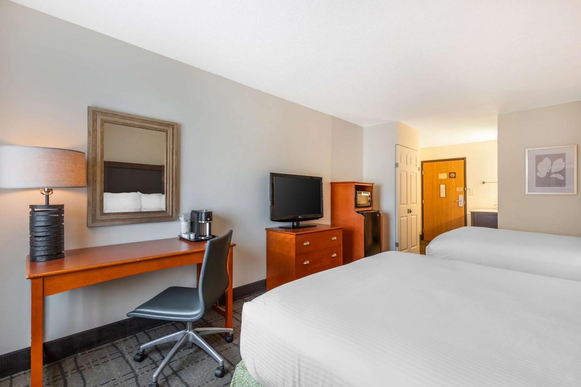 Best Western Plus University Park Inn & Suites Эймс Экстерьер фото