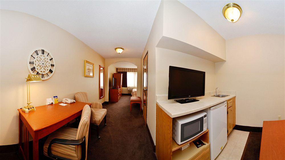 Best Western Plus University Park Inn & Suites Эймс Экстерьер фото